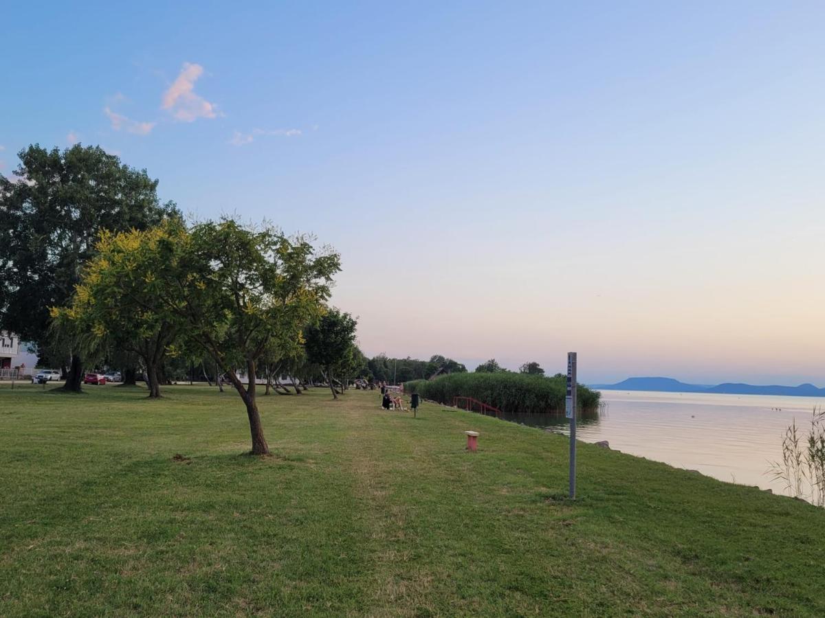 Szemes Apartman Balaton Villa Balatonszárszó Esterno foto