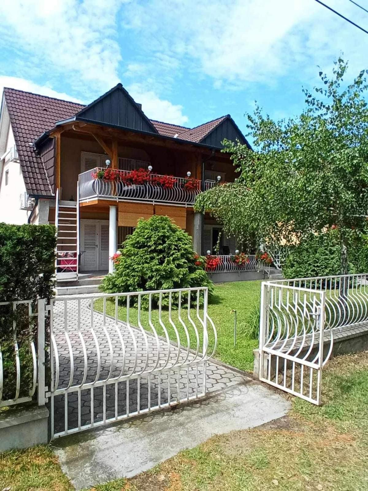 Szemes Apartman Balaton Villa Balatonszárszó Esterno foto